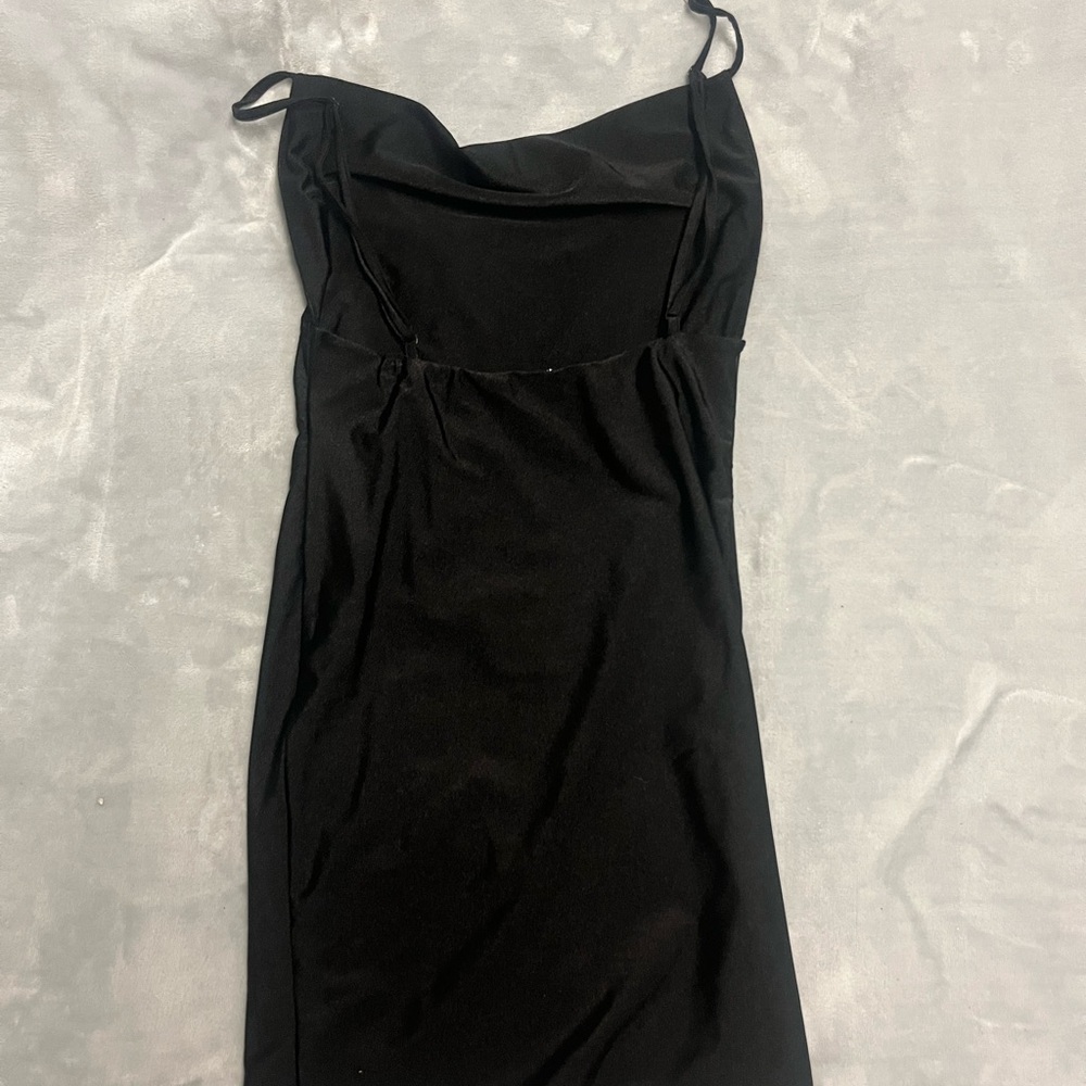 Elegant Black Dress - Picture 3 of 3